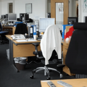 工位、走廊尽头、会议室门口的烟味